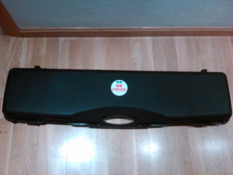 Vendo maletín de plástico para transporte de armas,mide de largo(interior)103 centímetros y de ancho(interior)25 02