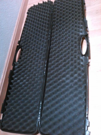Vendo maletín de plástico para transporte de armas,mide de largo(interior)103 centímetros y de ancho(interior)25 01