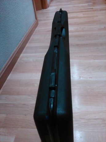 Vendo maletín de plástico para transporte de armas,mide de largo(interior)103 centímetros y de ancho(interior)25 00