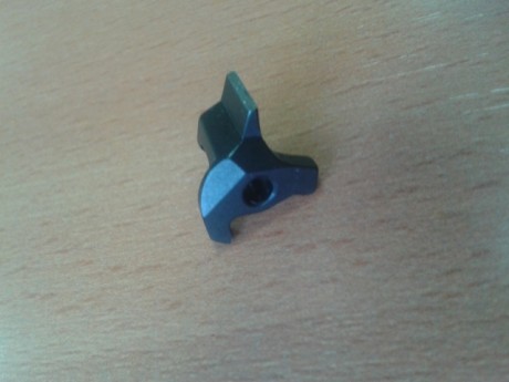 Hola compañeros.
Vendo este repuesto fiador de una pistola CZ 75.
Precio 12 € con el porte pagado. 
Un 00