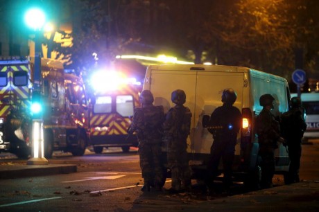 Parece que vuelve a haber un tiroteo en Francia con varias víctimas... 

https://internacional.elpais.com/internacional/2015/11/13/actualidad/1447449607_131675.html

Seguiremos 41