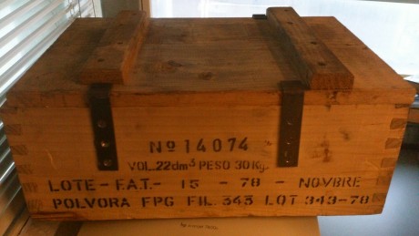 Hola, vendo un cajón de madera ( vacío ) procedente de munición militar, mide 43x29x17. Se encuentra en 00