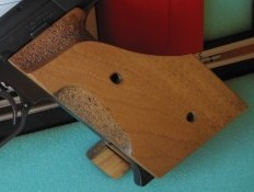 Hola a todos: Cambio cachas originales de la Hämmerli 208 por el otro modelo de la misma pistola. Creo 10