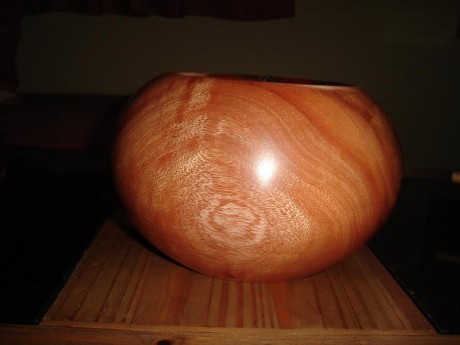 Pues eso aprovechando el regalo de unas castañas, he fabricado este cuenco en madera de riga o pino americano, 90
