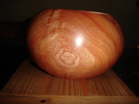 Pues eso aprovechando el regalo de unas castañas, he fabricado este cuenco en madera de riga o pino americano, 100