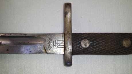 Buenos dias .....  buscaria informacion acerca de esta bayoneta ya que dezconozco por completo su marcaje.Mide 10
