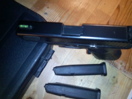 Vendo pistola Glock 19 de 3ª generación, con muchos extras y prácticamente sin uso.La entrego con los 02