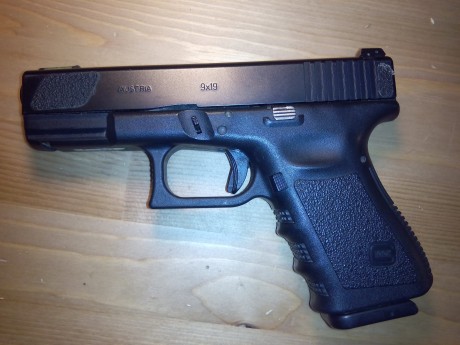 Vendo pistola Glock 19 de 3ª generación, con muchos extras y prácticamente sin uso.La entrego con los 01