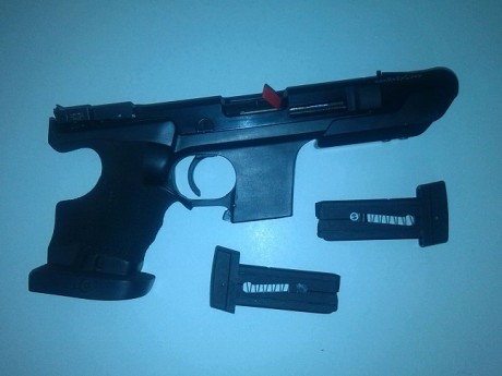 Un compañero del club me ha pedido que le ponga a la venta esta pistola Hammerli SP20 RRS calibre 22. 02