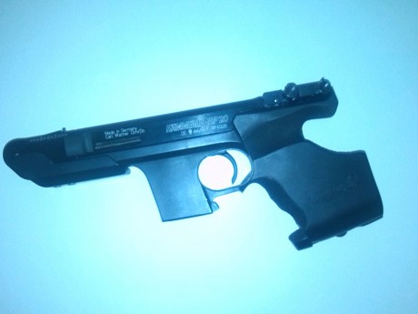 Un compañero del club me ha pedido que le ponga a la venta esta pistola Hammerli SP20 RRS calibre 22. 01