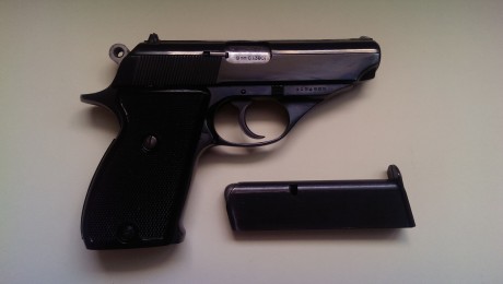 Pistola Astra Constable 2 Cal. 9 C fabricada a partir de 1982 en buen estado con funda de cuero adaptada. 12