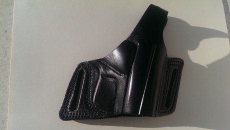 Pistola Astra Constable 2 Cal. 9 C fabricada a partir de 1982 en buen estado con funda de cuero adaptada. 11