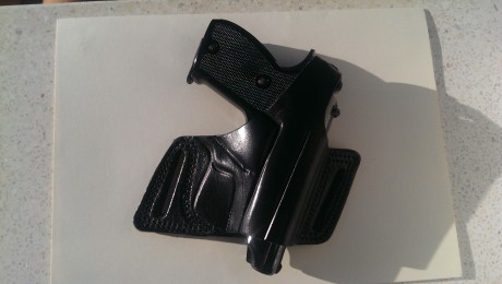 Pistola Astra Constable 2 Cal. 9 C fabricada a partir de 1982 en buen estado con funda de cuero adaptada. 10