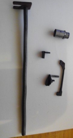 Vendo piecerio vario que ha salido haciendo limpieza:
- Muelle recuperador de UZI 15€
- Buje de Astra 00