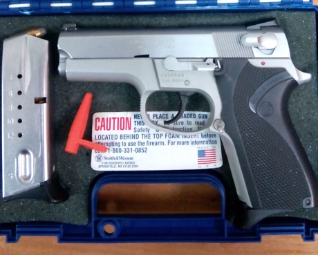 Un amigo vende una  S&W 6906 , esta guiada en A, se encuentra en Madrid 350 €, 
telefono de contacto 01