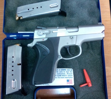 Un amigo vende una  S&W 6906 , esta guiada en A, se encuentra en Madrid 350 €, 
telefono de contacto 00