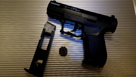 Vendo pistola CO2 Walther Umarex CP Sport calibre 4, 5. Cargador para 8 balines, semiautomática. Practicamente 01