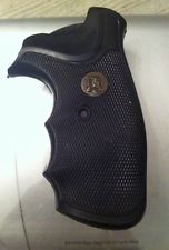 Se vende cachas de una S&W .
se compraron para un 2¨y no valen deben ser para una de 4¨.
precio 10 02