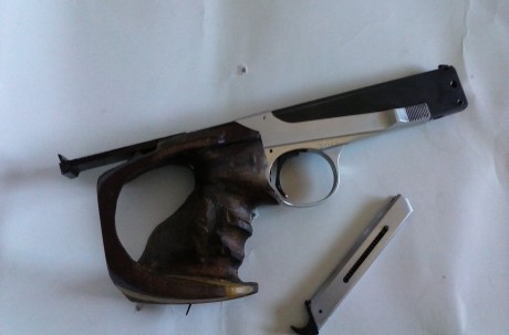 No tengo fotos porque no tenia el movil a mano.

Se trata de una pistola del 22, con cacha anatomica de 41