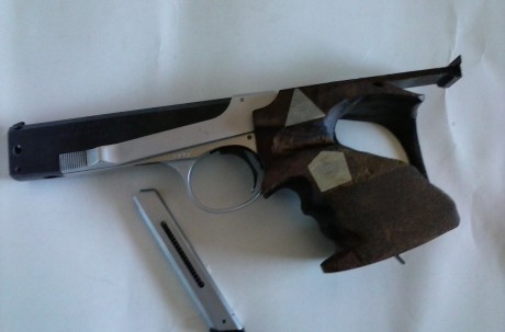 No tengo fotos porque no tenia el movil a mano.

Se trata de una pistola del 22, con cacha anatomica de 40