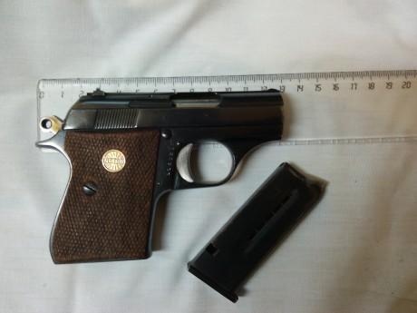 Vendo una pistola ASTRA modelo 7000 CAL. 22lr. Buen estado.  Un sólo cargador.. 
Buen funcionamiento. 01