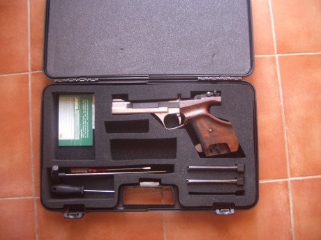 Pistola Feinwerkbau del calibre 22LR. Comprada nueva el 10/03/14. Un sólo propietario. Muy poco usada. 02