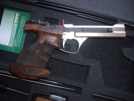Pistola Feinwerkbau del calibre 22LR. Comprada nueva el 10/03/14. Un sólo propietario. Muy poco usada. 01