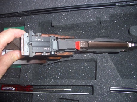 Pistola Feinwerkbau del calibre 22LR. Comprada nueva el 10/03/14. Un sólo propietario. Muy poco usada. 12