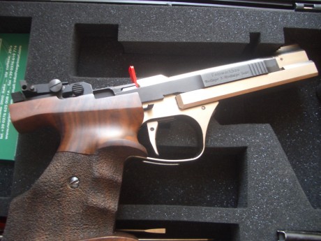 Pistola Feinwerkbau del calibre 22LR. Comprada nueva el 10/03/14. Un sólo propietario. Muy poco usada. 10