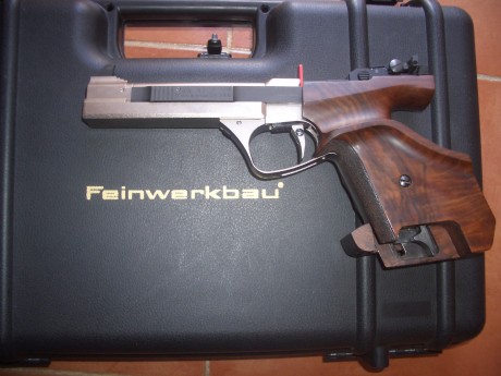 Pistola Feinwerkbau del calibre 22LR. Comprada nueva el 10/03/14. Un sólo propietario. Muy poco usada. 20