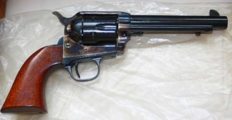 Vendo Uberti 44-40 de 5 y 1/2" (cartucho metalico) en estado IMPECABLE, disparados solo 4 tambores. 00