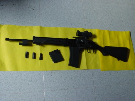 Vuelve al circuito esta pequeña kalashnikova.
Con dos cargadores de 2 y 4 y uno de 10 cartuchos.
Si se 02