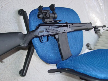 Vuelve al circuito esta pequeña kalashnikova.
Con dos cargadores de 2 y 4 y uno de 10 cartuchos.
Si se 01