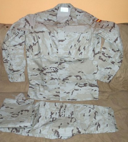 Vendo uniforme  del ejército español  color árido pixelado, TALLA  1N, equivalen aproximadamente a una 01