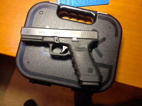 Vendo  GLOCK 21 Cal 45.
Estuche GLOCK , dos cargadores, pieza de ayuda de carga y manual de instrucciones.
Precio: 01