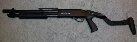 Vendo escopeta Stinger Tactical cal.12, culata plegable y fija intercambiables.  Sólo ha disparado 4 cartuchos, 12