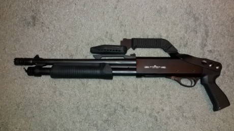 Vendo escopeta Stinger Tactical cal.12, culata plegable y fija intercambiables.  Sólo ha disparado 4 cartuchos, 10