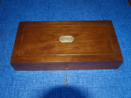 Vendo una Caja de duelo modelo de pistola, La Couture á Lyon Cal. 41 de lujo grabada tanto madera como 02