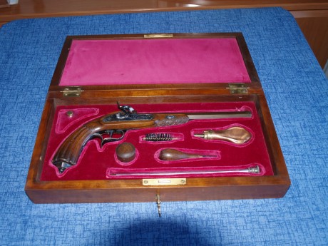 Vendo una Caja de duelo modelo de pistola, La Couture á Lyon Cal. 41 de lujo grabada tanto madera como 01