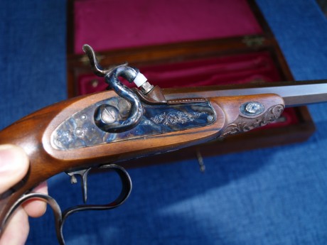 Vendo una Caja de duelo modelo de pistola, La Couture á Lyon Cal. 41 de lujo grabada tanto madera como 00