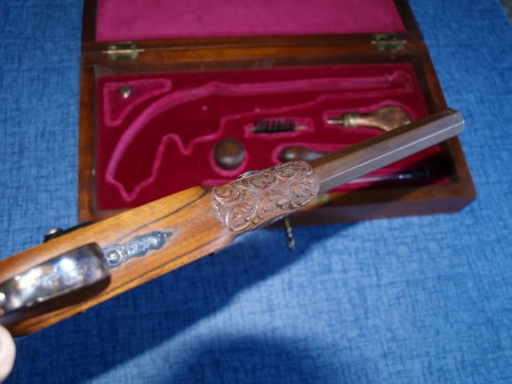 Vendo una Caja de duelo modelo de pistola, La Couture á Lyon Cal. 41 de lujo grabada tanto madera como 12