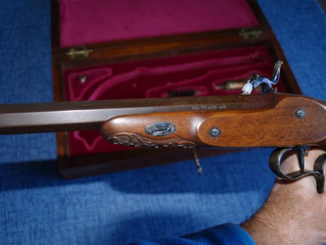 Vendo una Caja de duelo modelo de pistola, La Couture á Lyon Cal. 41 de lujo grabada tanto madera como 11
