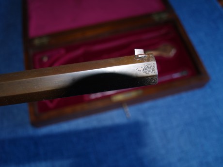 Vendo una Caja de duelo modelo de pistola, La Couture á Lyon Cal. 41 de lujo grabada tanto madera como 10
