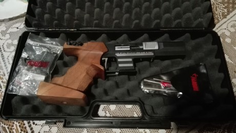 Pues lo dicho pongo a  la venta este arma que esta en un estado impoluto con poquisimos tiros puesto que 01