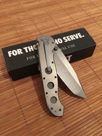 Vendo este otro  tanque  de navaja. Navaja táctica/militar:

  CRKT M16-14T BIG DOG TANTO TITANIUM  

El 03
