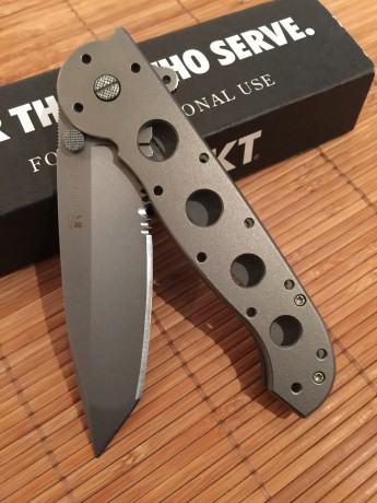 Vendo este otro  tanque  de navaja. Navaja táctica/militar:

  CRKT M16-14T BIG DOG TANTO TITANIUM  

El 02