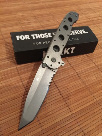 Vendo este otro  tanque  de navaja. Navaja táctica/militar:

  CRKT M16-14T BIG DOG TANTO TITANIUM  

El 01