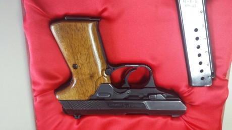 Se vende P5 en estado excepcional, con el estuche original.9
mm p. Mas información por privado. 600 eu 02