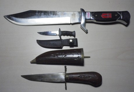 Hola, pongo a la venta este lote de armas blancas, un machete tipo bowie de 1970, fabricado en Albacete,(33x4,5 00