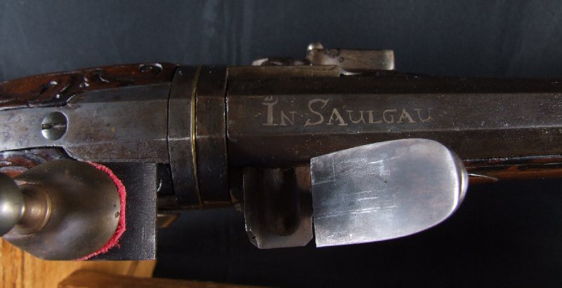 Hola, voy a intentar poner unas fotos de este arma que he encontrado mirando por la web. Es un rifle rapido 60